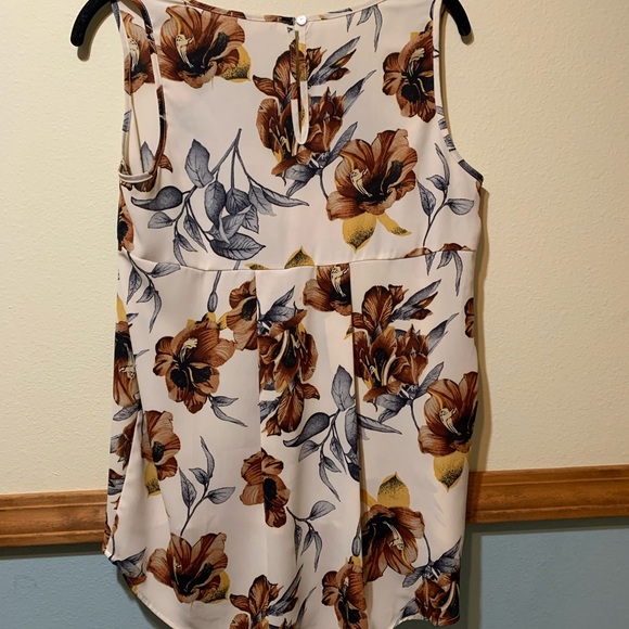Floral tank - Picture 2 of 4